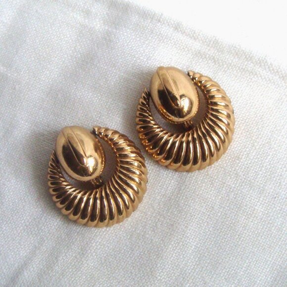 Elegant MONET Gold-tone Statement Doorknocker Clip Earrings - Picture 1 of 8